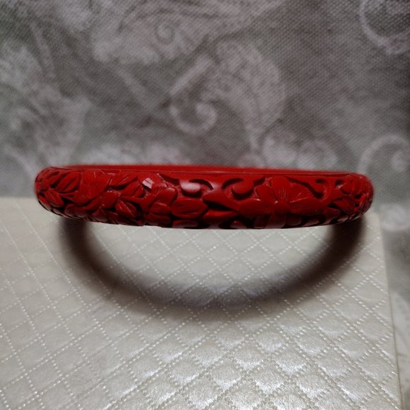 🎬Vintage🎬 Carved Cinnabar Bangle Bracelet - Picture 2 of 8